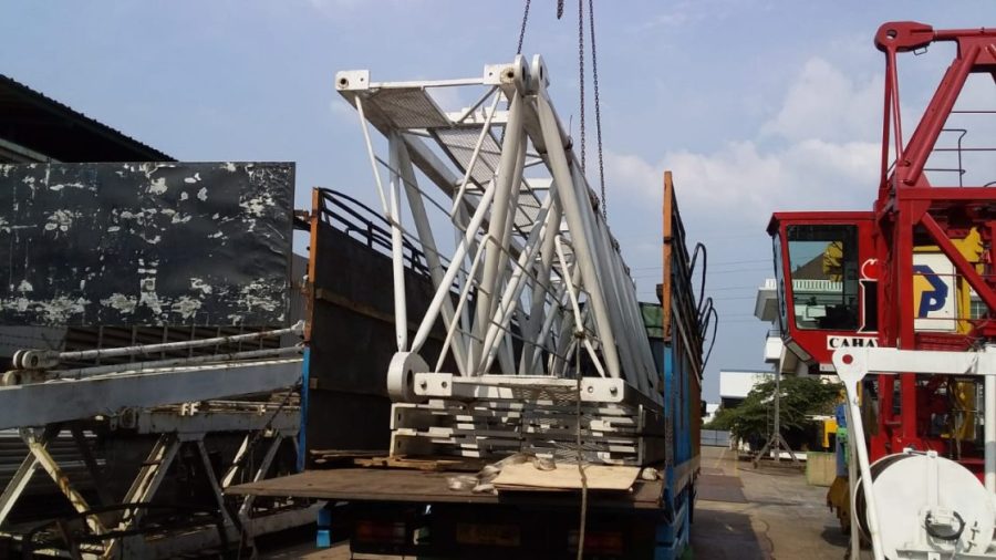 truk dengan muatan alat berat crane